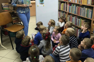 ,,Kto mieszka w lesie" - Pszczółki w bibliotece.