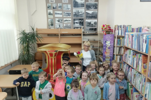  Maluszki odwiedzają bibliotekę