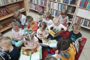Pierwsza wizyta maluszków w  bibliotece