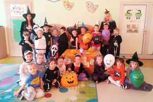 „Żuczki” podczas Halloweenowej zabawy.