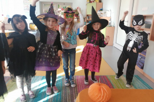 Zabawy Halloweenowe w grupie ,,Żabek” 