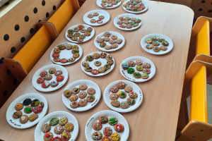 Dekorowanie pierniczków w grupie "Pszczółek"