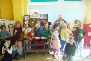 Inscenizacja wiersza Jana Brzechwy „Na straganie” w wykonaniu naszych Pszczółek
