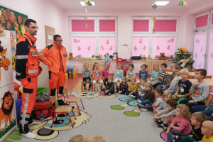 Spotkanie z ratownikami medycznymi-  grupa Motylki i Żuczki