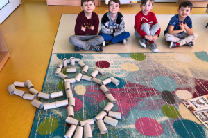 Tydzień z dinozaurami w grupie ,,Żuczków”.