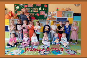 Grupa „ Biedronki” i jesienne drzewa.