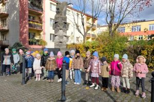 Zapalenie znicza z okazji Święta Zmarłych- Grupa ,,Pszczółki" i  ,,Żuczki"